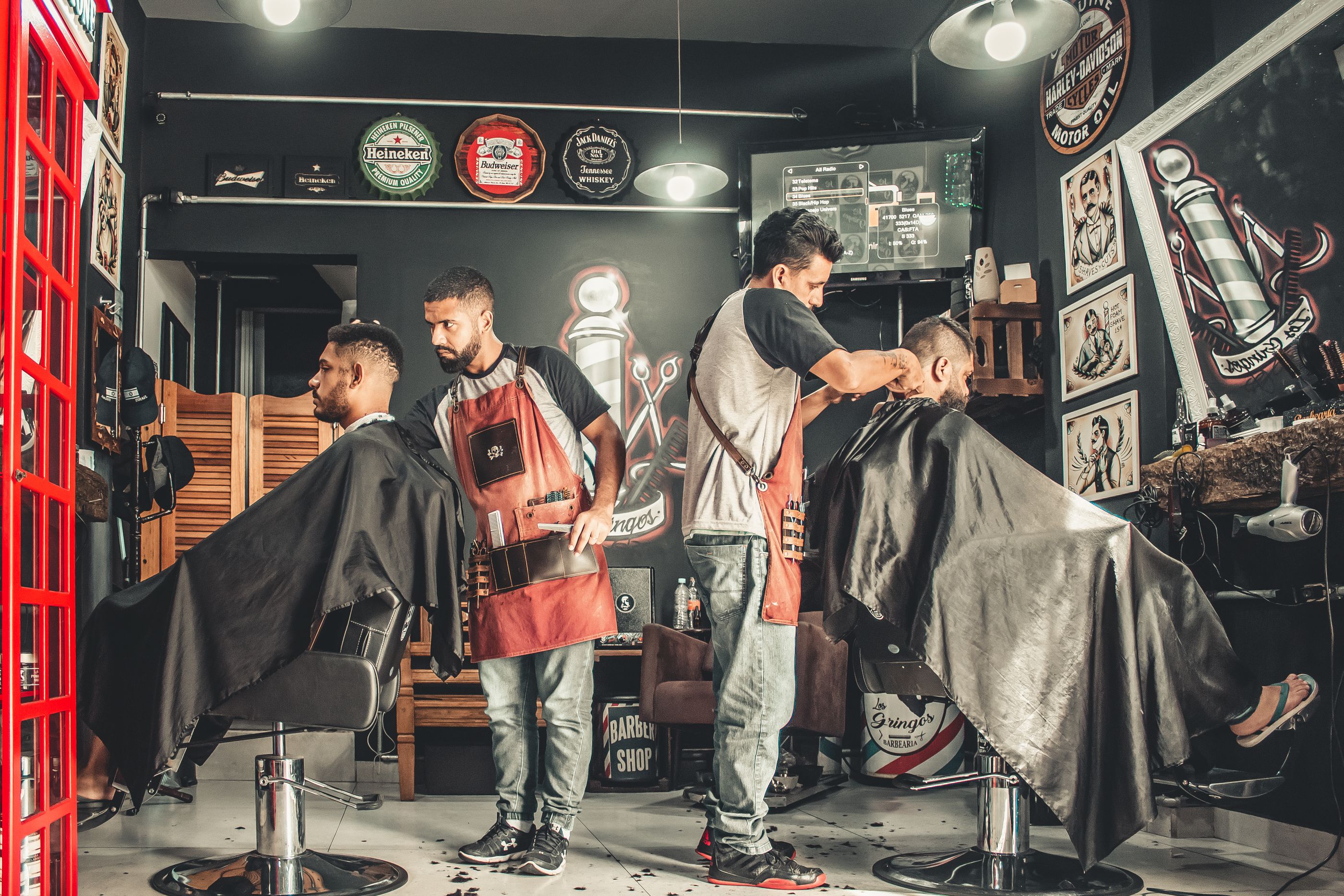 Barbero cortando el pelo en el estudio